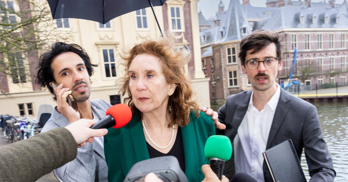DE BESTORMING — Komisch Binnenhofdrama over de macht van het woord
